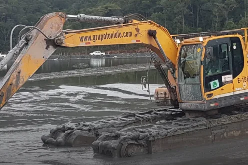 Excavadora anfibia de Grupo Toniolo trabajando en una laguna