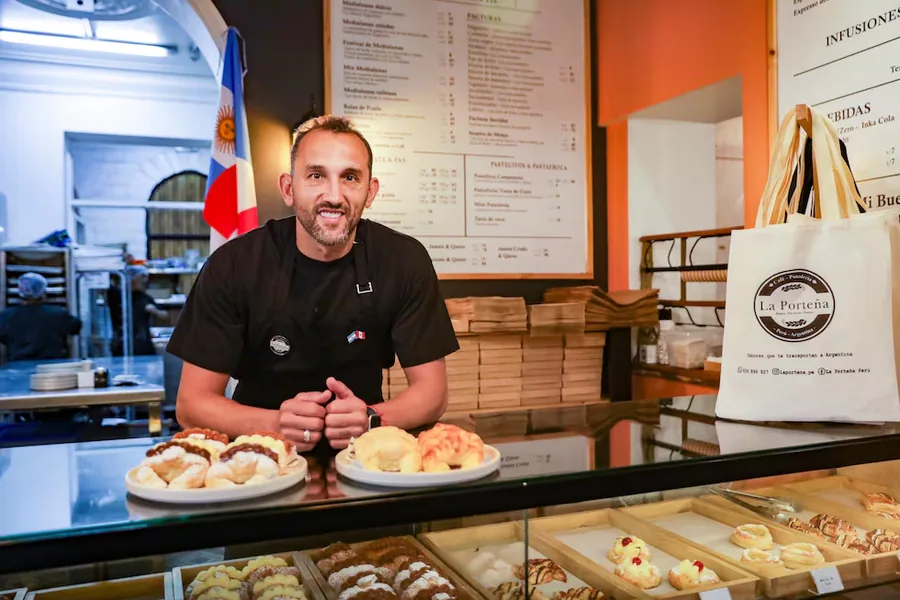 Hernán Barcos en el local de La Porteña, café y panadería