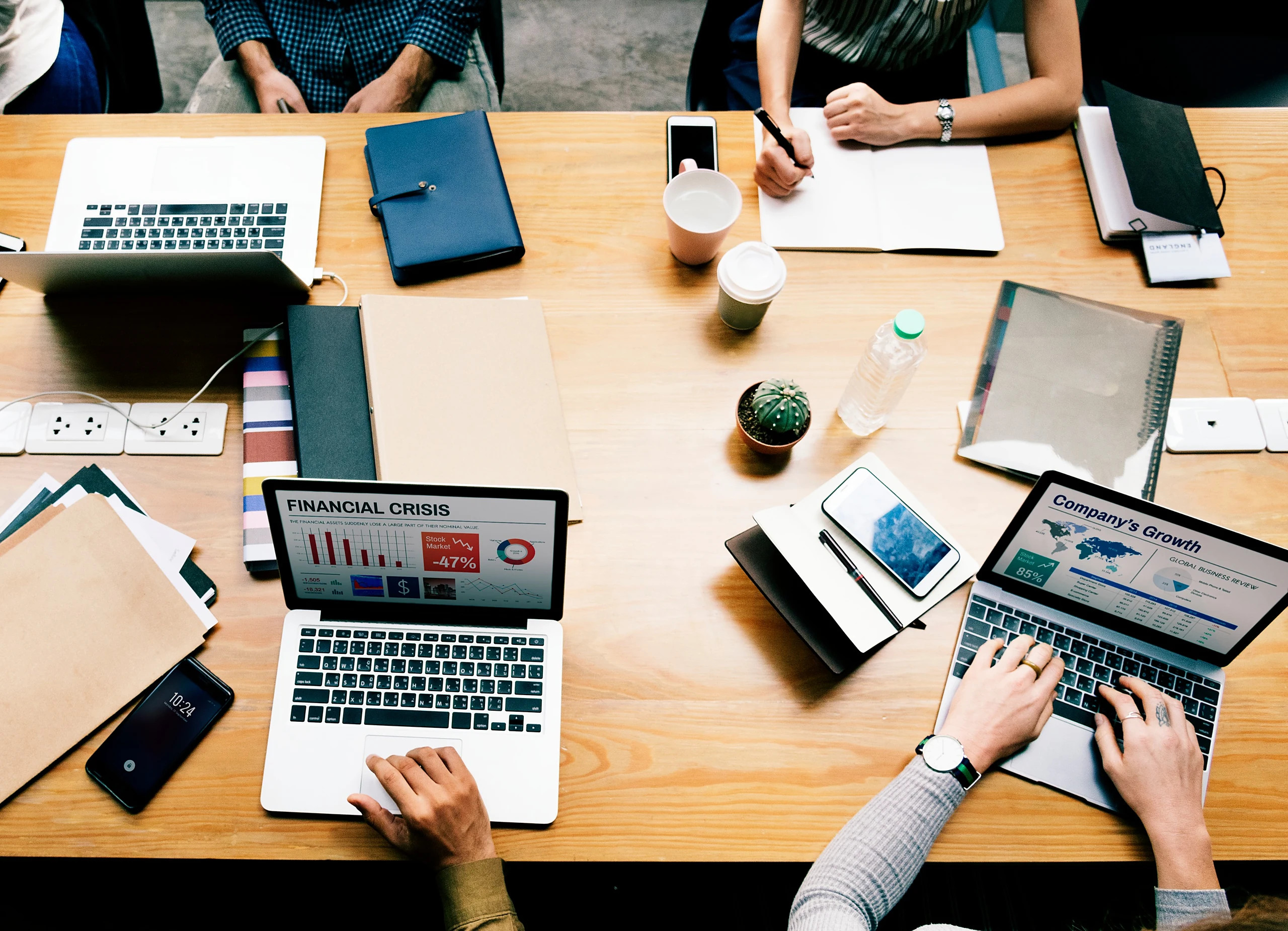 Equipo de trabajo revisando reportes financieros en sus laptops